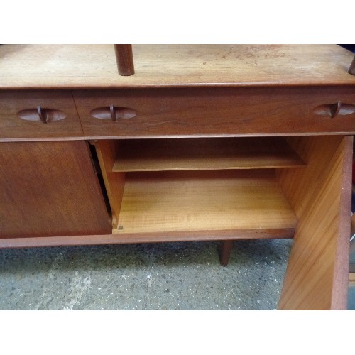 257 - STYLISH 1960'S TEAK SIDEBOARD  BY DALESCRAFT FURNITURE IN THE DANISH STYLE - PART RECESSED HANDLES, ... 