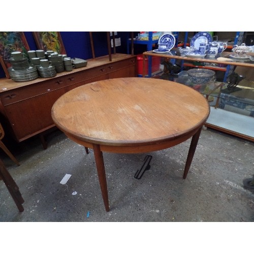 258 - 1970's TEAK GPLAN RED LABEL CIRCULAR DINING TABLE WITH A LEAF, ON TAPERED LEGS. EXTENDS TO 164CM X 1... 