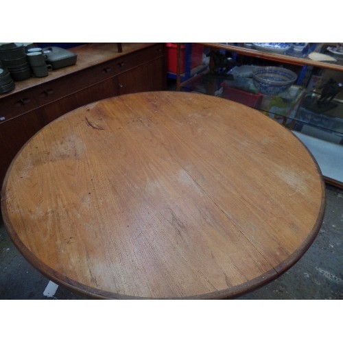 258 - 1970's TEAK GPLAN RED LABEL CIRCULAR DINING TABLE WITH A LEAF, ON TAPERED LEGS. EXTENDS TO 164CM X 1... 