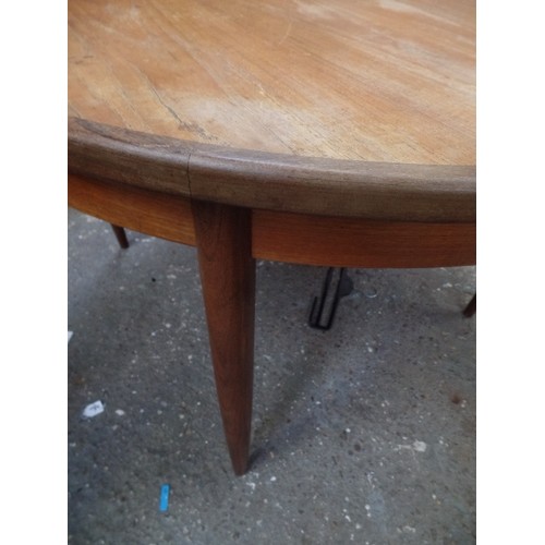 258 - 1970's TEAK GPLAN RED LABEL CIRCULAR DINING TABLE WITH A LEAF, ON TAPERED LEGS. EXTENDS TO 164CM X 1... 