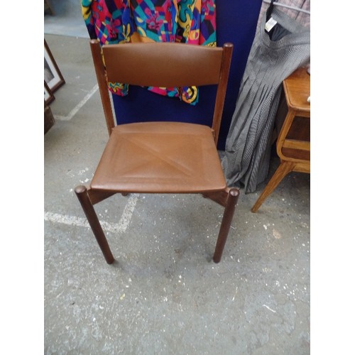 259 - SET OF 8  MID CENTURY DANISH STYLE TEAK DINING CHAIRS WITH CURVED BACKS - TAN COLOURED VINYL UPHOLST... 