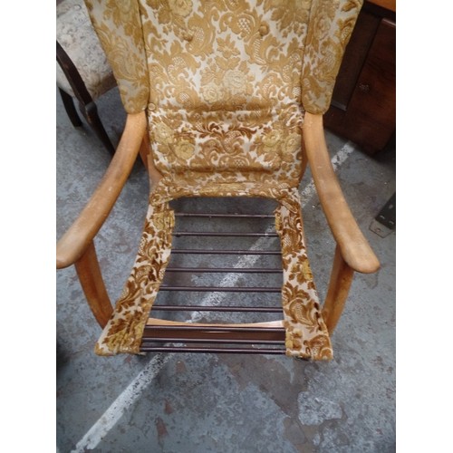 259A - A VERY STYLISH MID CENTURY WING ARMCHAIR WITH BEECH FRAME - POSSIBLY BY PARKER KNOLL -ON ORIGINAL CA... 