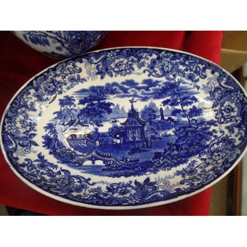 279A - GOOD COLLECTION OF BLUE & WHITE CHINA INC ROYAL DOULTON DICKENS PLATE, ROYAL ALBERT JUG AND BOWL, 2 ... 