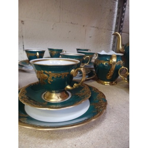 279C - A LATE 20TH CENTURY POLISH PORCELAIN TEA SERVICE IN DARK EMERALD GREEN AND GOLD - 21 PIECES