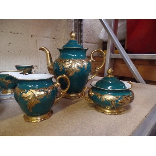 279C - A LATE 20TH CENTURY POLISH PORCELAIN TEA SERVICE IN DARK EMERALD GREEN AND GOLD - 21 PIECES