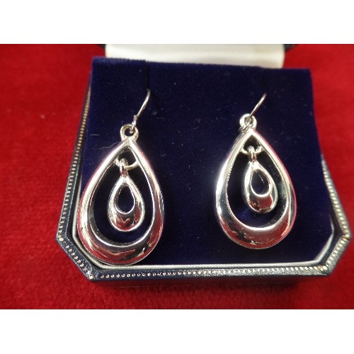 43A - A PAIR OF SILVER PLATE DROP EARRINGS