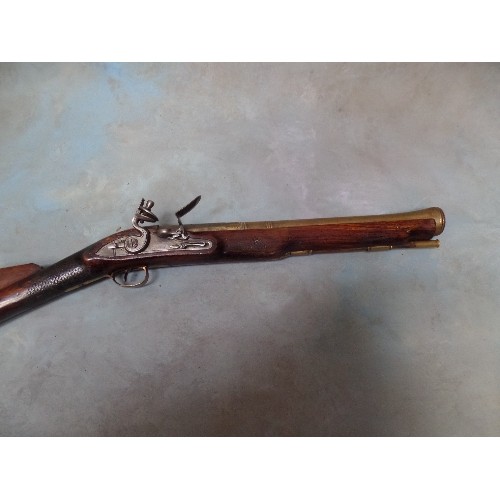 90A - HEAVY FLINTLOCK 'MAIL-COACH BLUNDERBUSS' GUN. VERY GOOD QUALITY REPLICA. THE BRASS BARREL MARKED 'YO... 