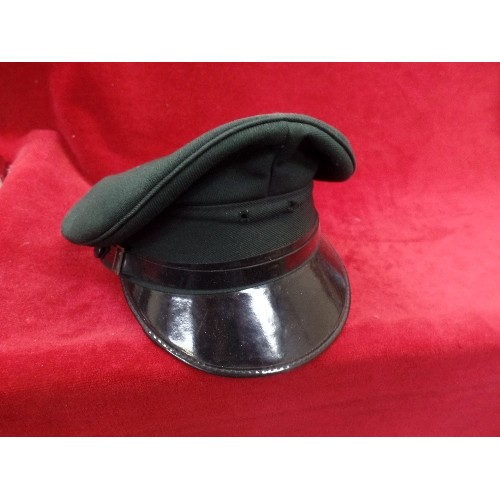 90B - 4 X VINTAGE MILITARY DRESS HATS. 2 ARE NAVY/BLACK WITH RED PIPING, A DARK GREEN, AND A WHITE WITH BL... 