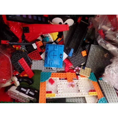 192D - QUANTITY OF VINTAGE MIXED LEGO & MEGABLOX. TOGETHER WITH SOME OTHER TOY BITS & BOBS.