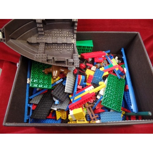 192E - QUANTITY OF VINTAGE LEGO. INCLUDES PIRATE SHIP PARTS. CONTAINED IN FAUX LEATHER BOX.