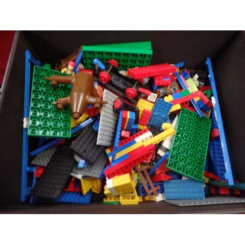 192E - QUANTITY OF VINTAGE LEGO. INCLUDES PIRATE SHIP PARTS. CONTAINED IN FAUX LEATHER BOX.