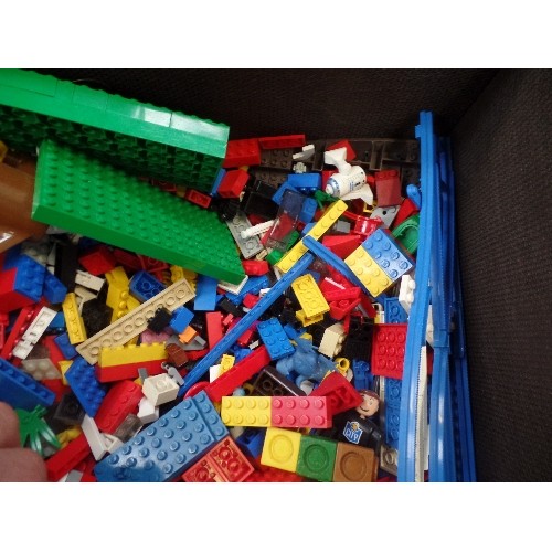 192E - QUANTITY OF VINTAGE LEGO. INCLUDES PIRATE SHIP PARTS. CONTAINED IN FAUX LEATHER BOX.