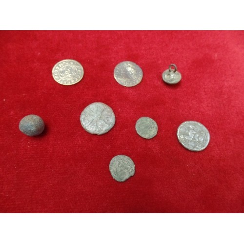 94G - COLLECTION OF ROMAN COINS AND TRADING TOKENS IN A TIN - INCLUDES GERMAN BRASS JETTON TOKEN