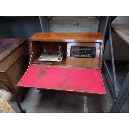 261C - A 1950'S WALNUT CASED RADIOGRAM WITH TURNTABLE AND RADIO - CUPBOARDS AT SIDES FOR RECORDS. MAKERS MA... 