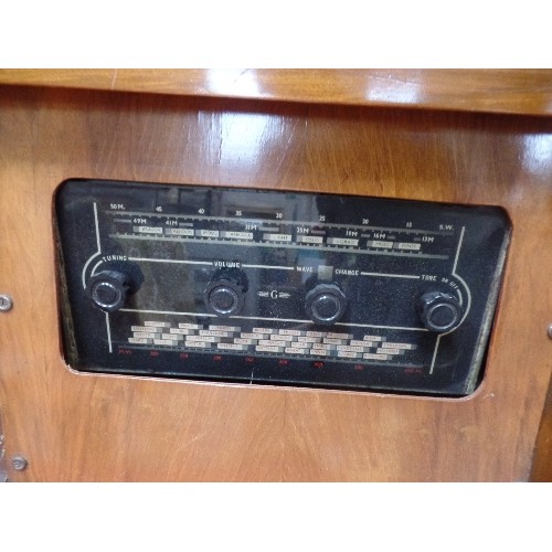 261C - A 1950'S WALNUT CASED RADIOGRAM WITH TURNTABLE AND RADIO - CUPBOARDS AT SIDES FOR RECORDS. MAKERS MA... 