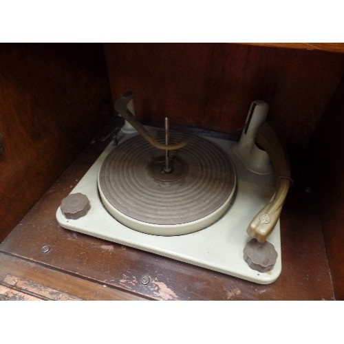 261C - A 1950'S WALNUT CASED RADIOGRAM WITH TURNTABLE AND RADIO - CUPBOARDS AT SIDES FOR RECORDS. MAKERS MA... 