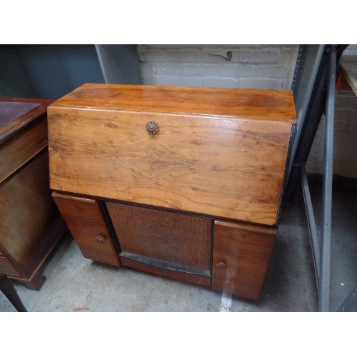 261C - A 1950'S WALNUT CASED RADIOGRAM WITH TURNTABLE AND RADIO - CUPBOARDS AT SIDES FOR RECORDS. MAKERS MA... 