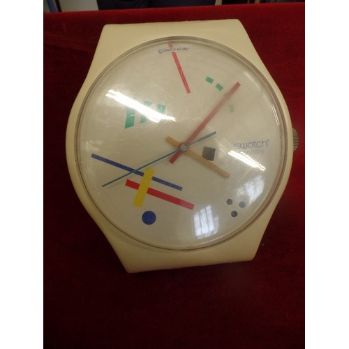 98 - ORIGINAL SWATCH CLOCK AG-1987 [WORKING] CREAM WITH RETRO ABSTRACT DESIGN.