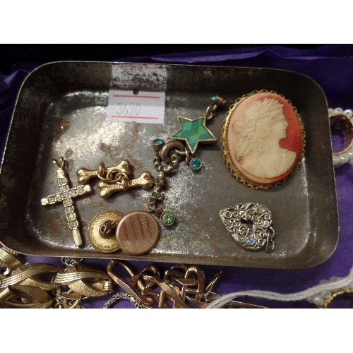 85 - VINTAGE COSTUME JEWELLERY, INC A CAMEO BROOCH, BANGLES AND NECKLACES.