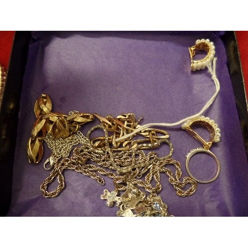 85 - VINTAGE COSTUME JEWELLERY, INC A CAMEO BROOCH, BANGLES AND NECKLACES.