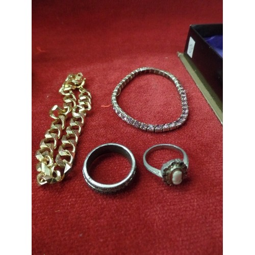 85 - VINTAGE COSTUME JEWELLERY, INC A CAMEO BROOCH, BANGLES AND NECKLACES.