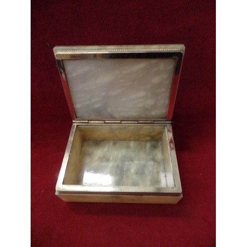 102 - LOVELY ONYX TRINKET BOX WITH HINGED LID.