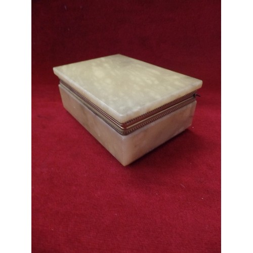 102 - LOVELY ONYX TRINKET BOX WITH HINGED LID.