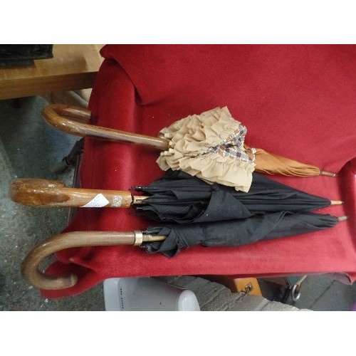 152 - 3 VINTAGE UMBRELLAS. 2 X BLACK WITH CURVED WOODEN HANDLES. 1 TOFFEE/CREAM CHECKED.