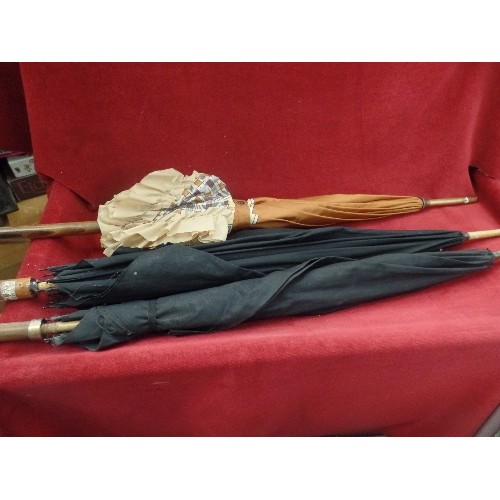 152 - 3 VINTAGE UMBRELLAS. 2 X BLACK WITH CURVED WOODEN HANDLES. 1 TOFFEE/CREAM CHECKED.