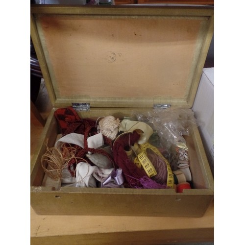 280 - VINTAGE SEWING BOX WITH HINGED LID, FULL OF BUTTONS, BRAIDS, THREADS, TAPE MEASURES ETC ETC.