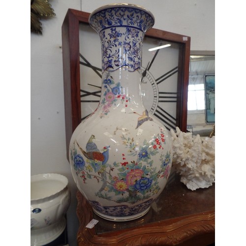 178 - VINTAGE F.G. CERAMICHE ARTISTICHE, ITALY. VASE. 35CM H. ORIENTAL STYLE DECORATED WITH BIRDS. HAIRLIN... 