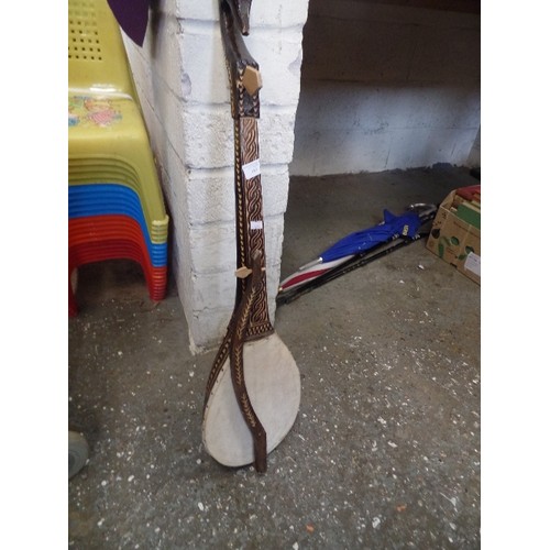 185 - VINTAGE MUSICAL INSTRUMENT, WITH HIDE 'DRUM' ORNATE WOOD CARVED 'ANIMAL HEAD' HANDLE.