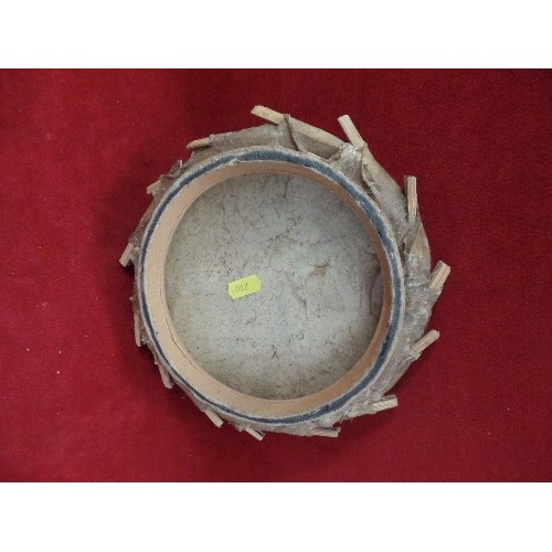 171 - SMALL DECORATIVE CRUDELY PAINTED NIGERIAN PIECE. CIRCULAR WOODEN. 21CM DIAM.