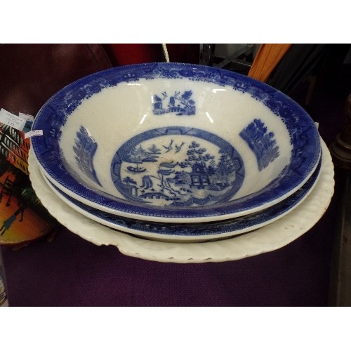 157 - 3 VERY LARGE VINTAGE CERAMIC BOWLS. 2 BLUE/WHITE 'WILLOW PATTERN' 1 IS MINTON, THE OTHER POUNTNEY & ... 