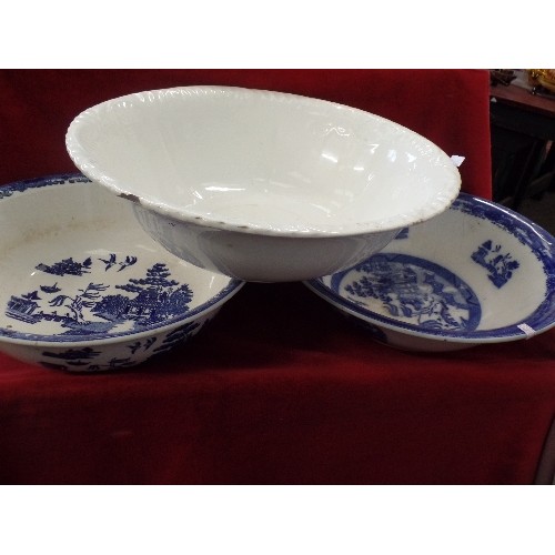 157 - 3 VERY LARGE VINTAGE CERAMIC BOWLS. 2 BLUE/WHITE 'WILLOW PATTERN' 1 IS MINTON, THE OTHER POUNTNEY & ... 