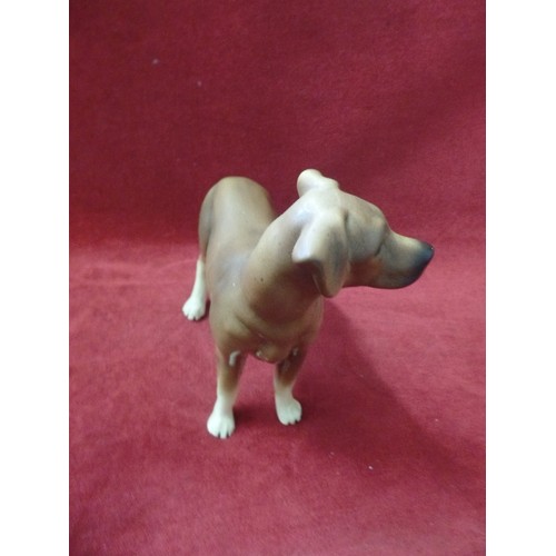 220 - LOVELY CERAMIC HUNTING DOG/HOUND FIGURE. APPROX 18CM H