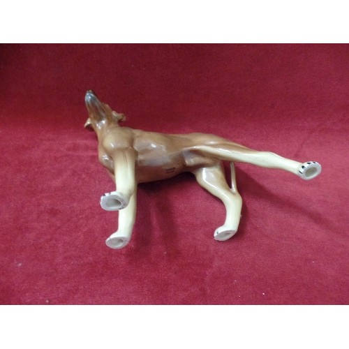 220 - LOVELY CERAMIC HUNTING DOG/HOUND FIGURE. APPROX 18CM H