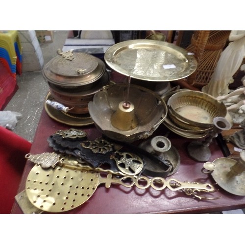 299 - QUANTITY OF VINTAGE BRASSWARE, INC PLATTERS, CANDLESTICKS, FIRESIDE FORK, HORSE BRASSES ETC ETC.