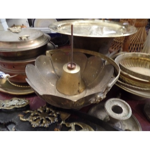 299 - QUANTITY OF VINTAGE BRASSWARE, INC PLATTERS, CANDLESTICKS, FIRESIDE FORK, HORSE BRASSES ETC ETC.