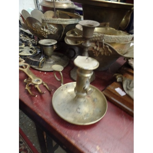 299 - QUANTITY OF VINTAGE BRASSWARE, INC PLATTERS, CANDLESTICKS, FIRESIDE FORK, HORSE BRASSES ETC ETC.