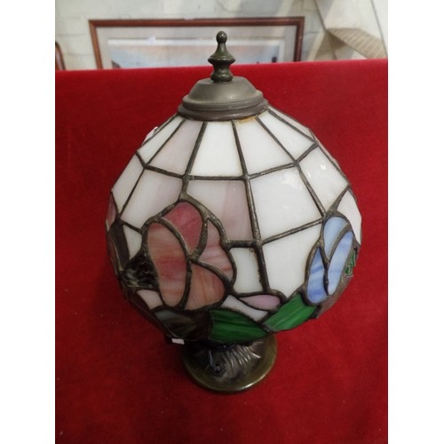 306 - SMALL TIFFANY-STYLE LEADED GLASS TABLE LAMP.