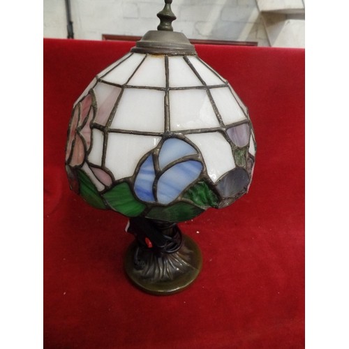 306 - SMALL TIFFANY-STYLE LEADED GLASS TABLE LAMP.