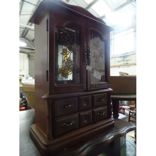 276 - SMALL JEWELLERY CABINET WITH 2 DOORS AND MIRROR BACK PANEL, 2 X NECKLACE CAROUSELS IN TOP SECTION, 2... 