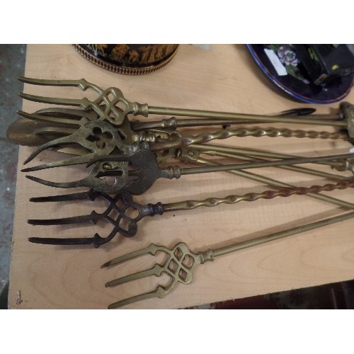 284 - 8 X VINTAGE BRASS FIRESIDE TOASTING FORKS, TOGETHER WITH ANOTHER FIRESIDE IMPLEMENT.