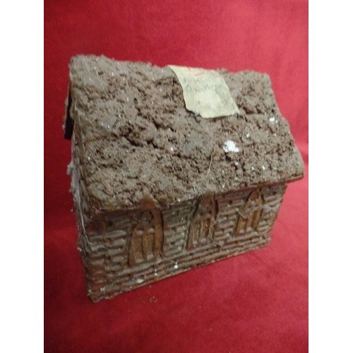 286 - HEAVY HAND-MADE CERAMIC 'SLAB-POT' LODGE/LOG CABIN.