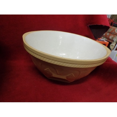 292 - 3 LARGE VINTAGE GRADUATED MIXING BOWLS. 2 ARE 'THE GRIPSTAND' T.G.GREEN & CO, THE MIDDLE SIZE IS GRE... 