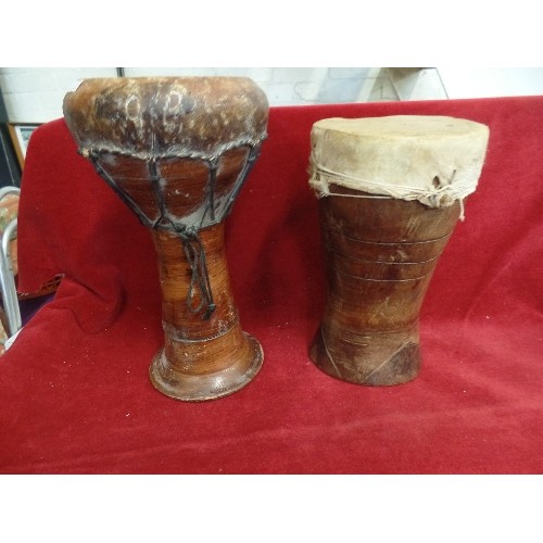 293 - VINTAGE POTTERY/HIDE FINGER DRUM, TOGETHER WITH A WOOD/HIDE DRUM. AFRICAN?