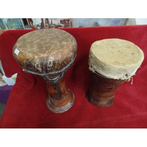 293 - VINTAGE POTTERY/HIDE FINGER DRUM, TOGETHER WITH A WOOD/HIDE DRUM. AFRICAN?