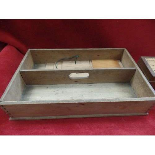 258 - SMALL VINTAGE WOODEN CUTLERY TRAY, TOGETHER WITH A WOODEN DOMINO/GAME BOX WITH HINGED LID WHICH IS S... 