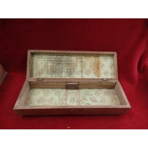 258 - SMALL VINTAGE WOODEN CUTLERY TRAY, TOGETHER WITH A WOODEN DOMINO/GAME BOX WITH HINGED LID WHICH IS S... 